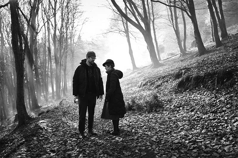 Oz Perkins y Sophia Lillis en el set de Gretel y Hansel